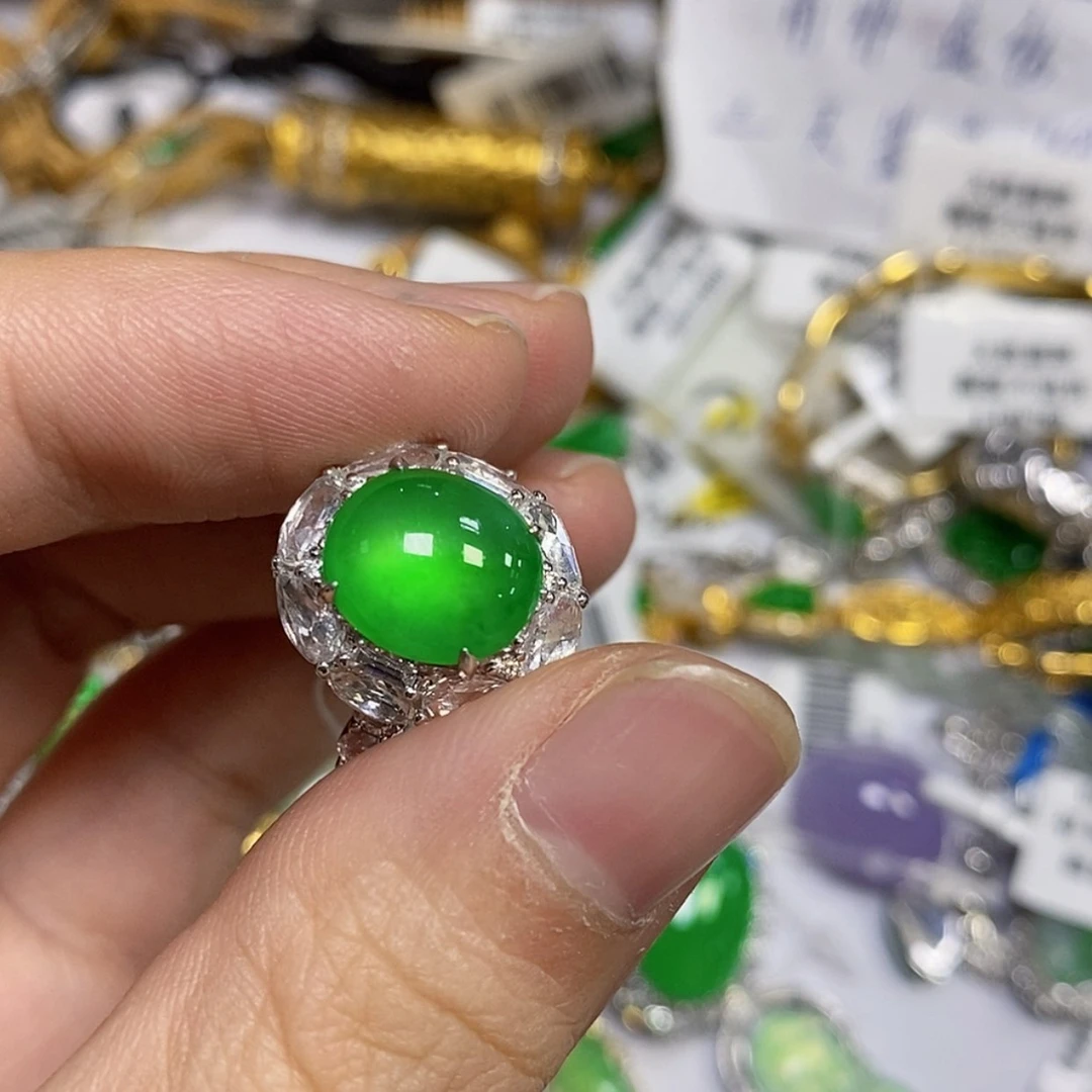 【闪购商品】颈饰18K金镶嵌翡翠L****e戒指