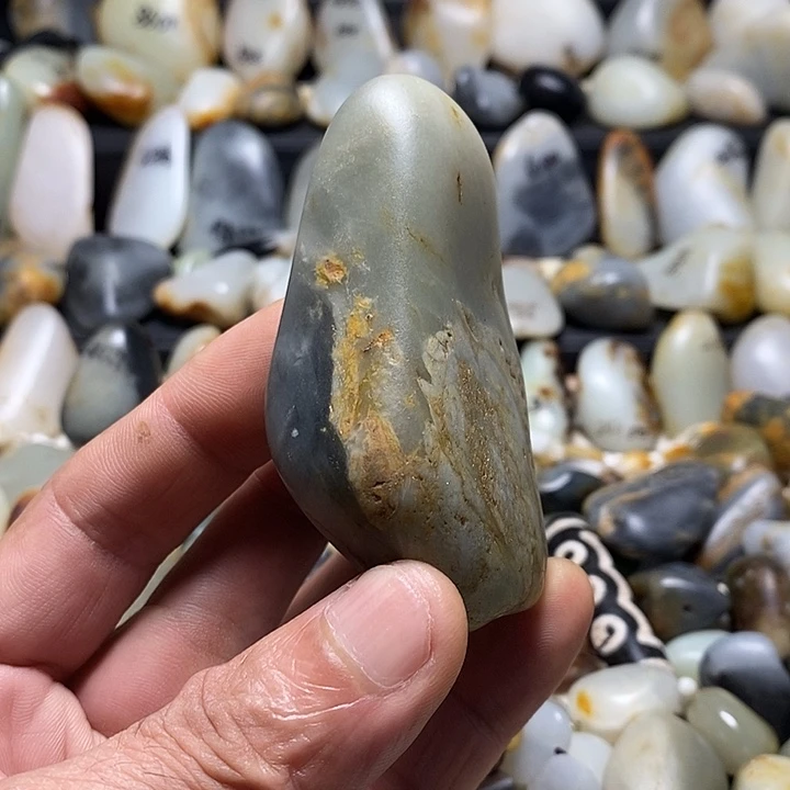 颈饰未镶嵌和田玉三色手把件