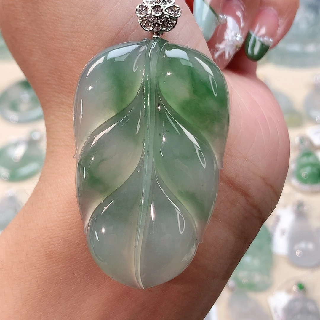 翡翠18K金镶嵌颈饰叶子