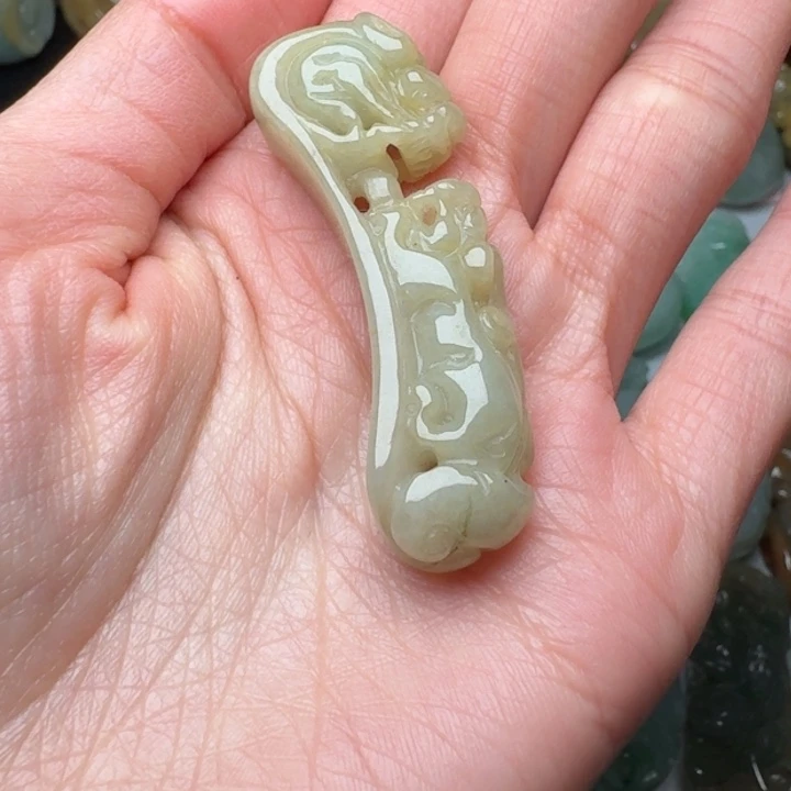 翡翠未镶嵌颈饰龙勾