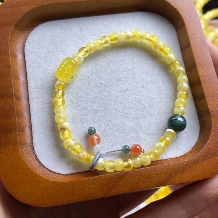 蜜蜡裸石未镶嵌江****馆尺寸5，微瑕