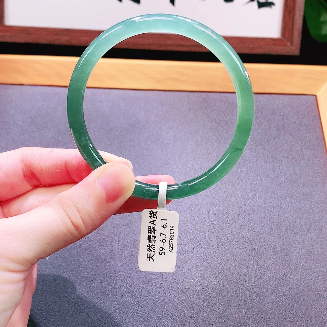 翡翠手镯未镶嵌天然翡翠