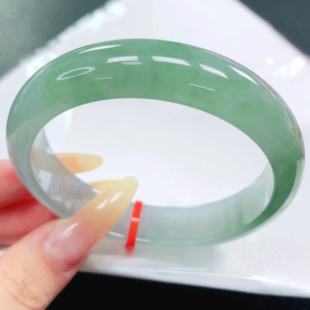 翡翠手镯未镶嵌58。