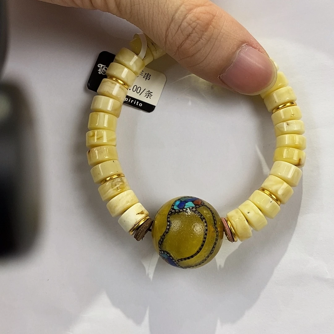 琥珀未镶嵌颈饰多人