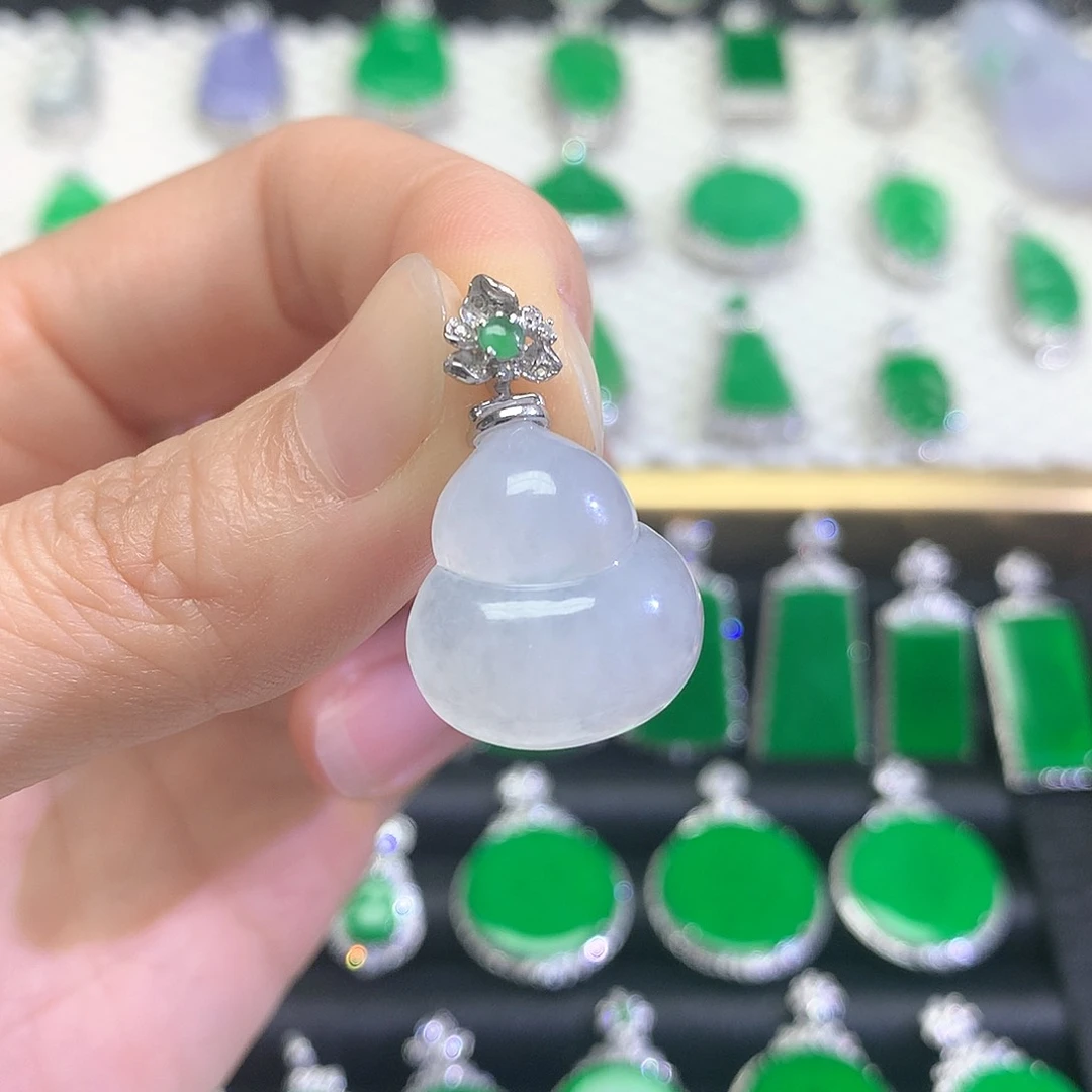 颈饰18K金镶嵌翡翠吊坠