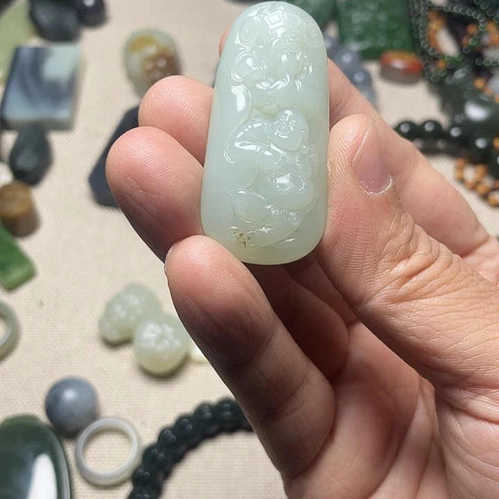 君***下和田玉（糖玉）未镶嵌颈饰