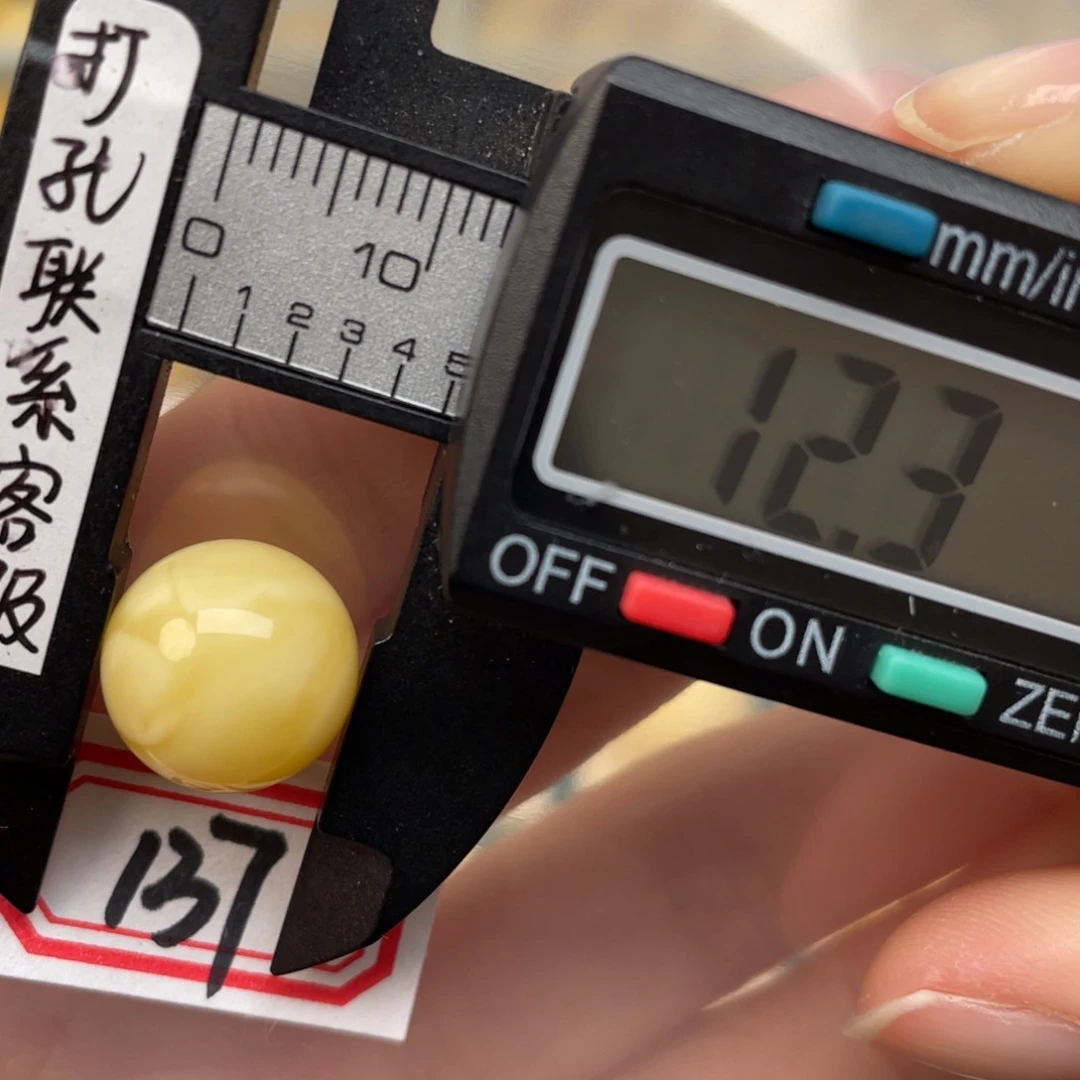 蜜蜡裸石未镶嵌李**。蜜蜡