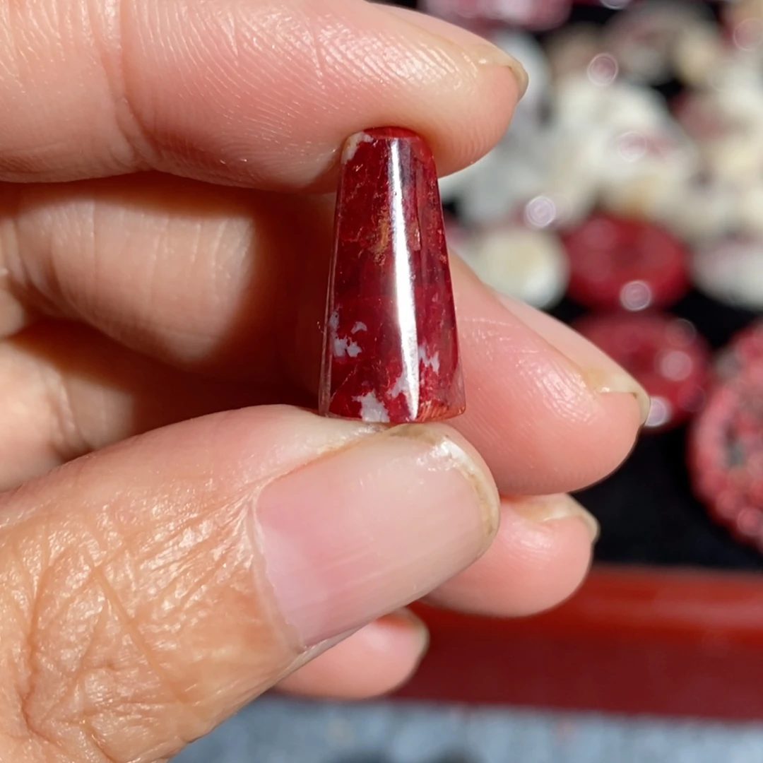 蓝***队天然辰砂天然朱砂原矿随形吊坠