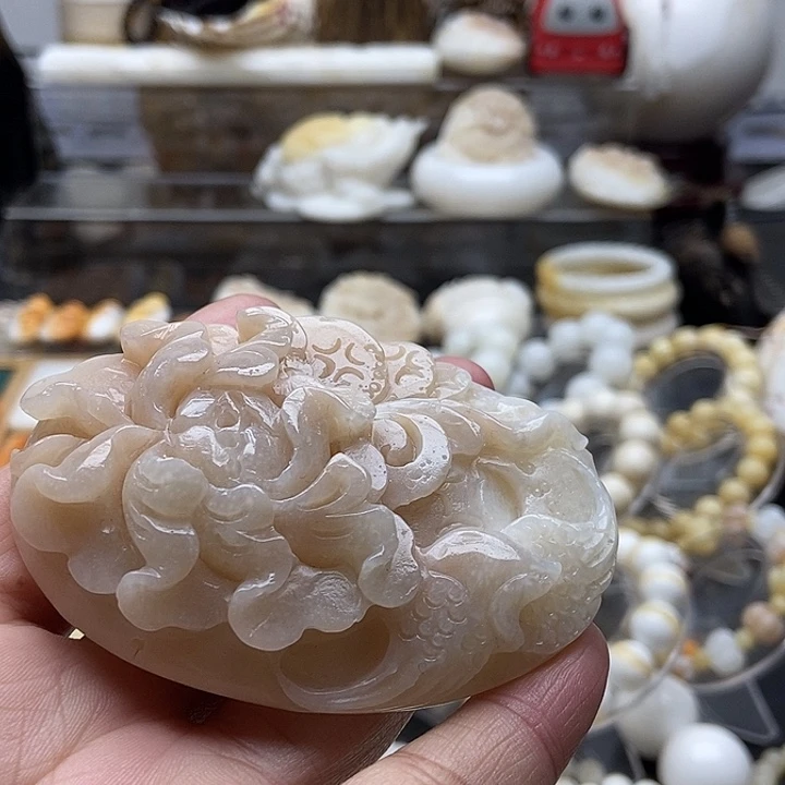非金属贝壳淡紫花手把件