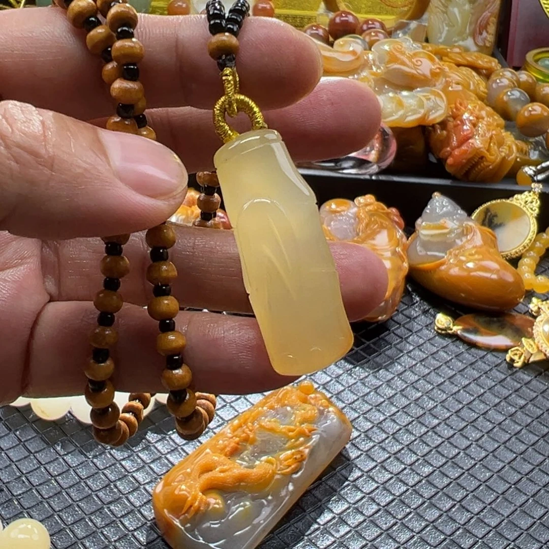 颈饰未镶嵌石英质玉