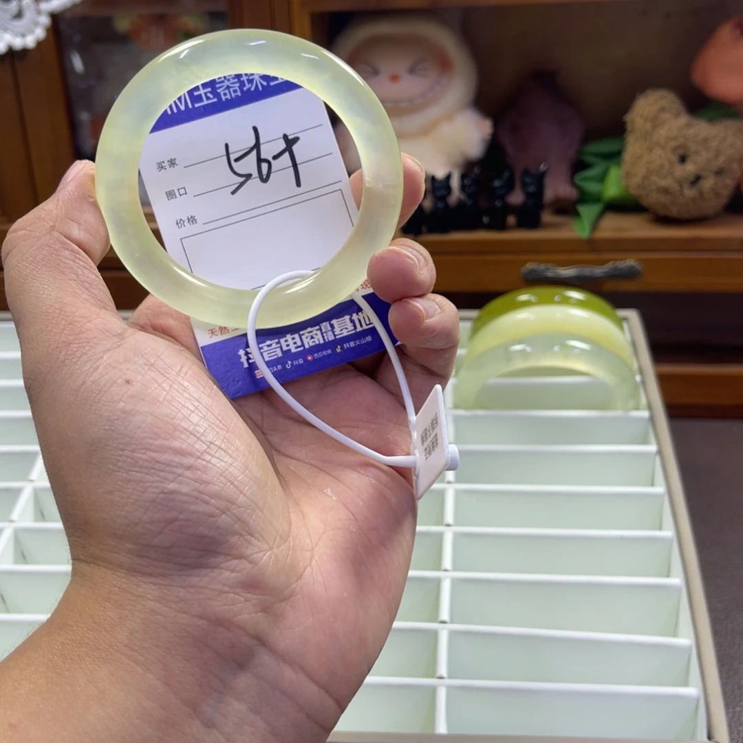 蛇纹石玉未镶嵌手镯400