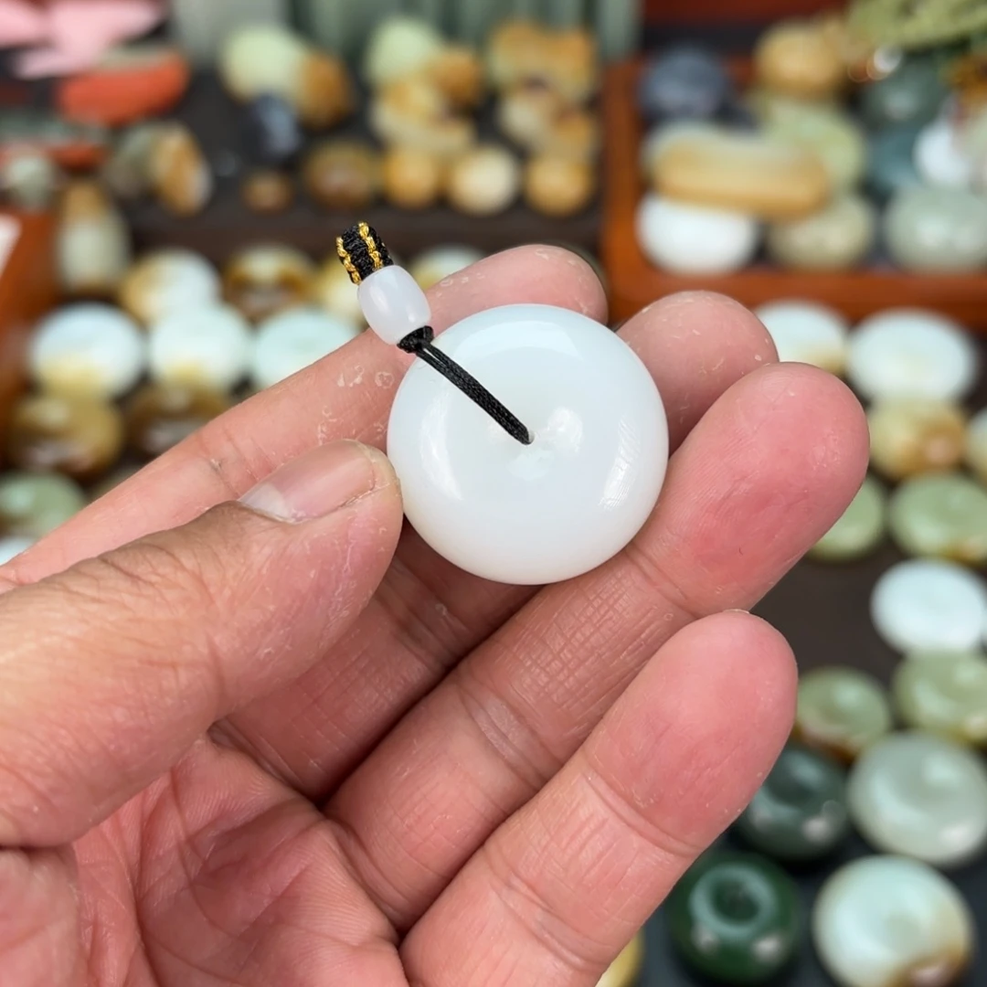 和田玉（糖玉）颈饰未镶嵌妙*?