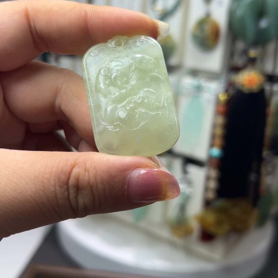 蛇纹石玉足铂镶嵌颈饰