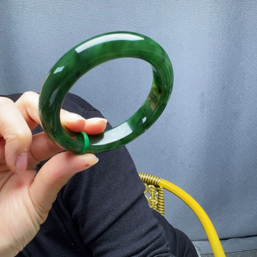 茉***花和田玉未镶嵌手镯