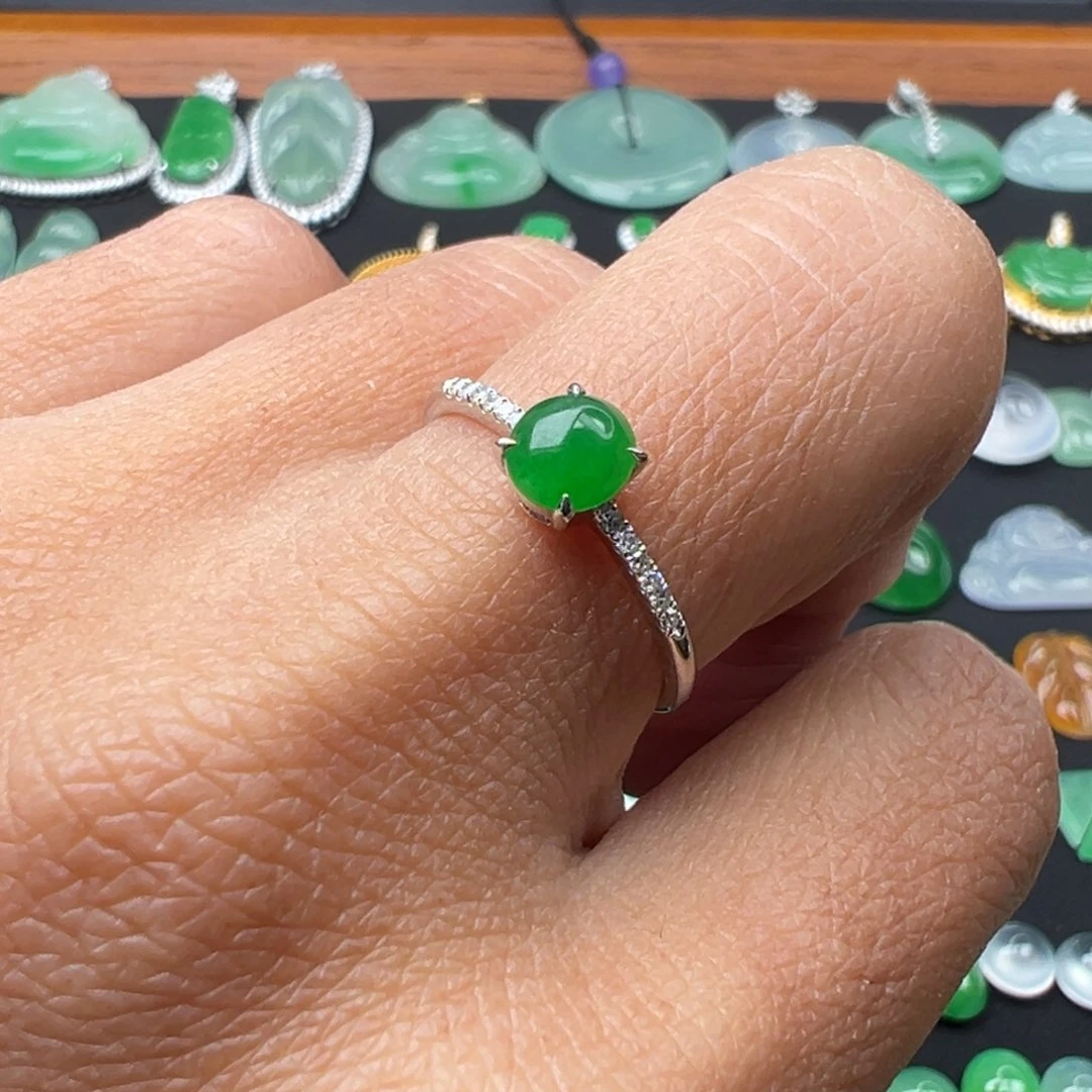 翡翠颈饰18K金镶嵌戒指