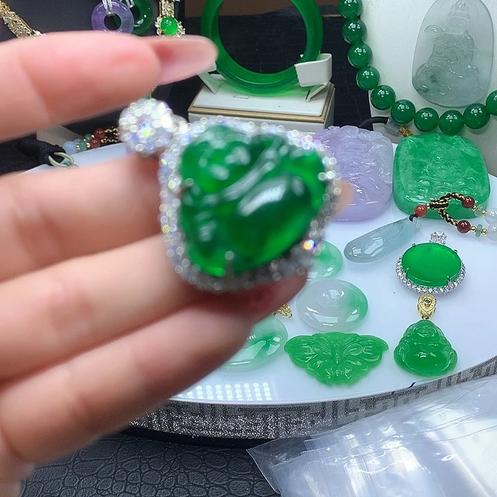 翡翠吊坠(赠链)未镶嵌