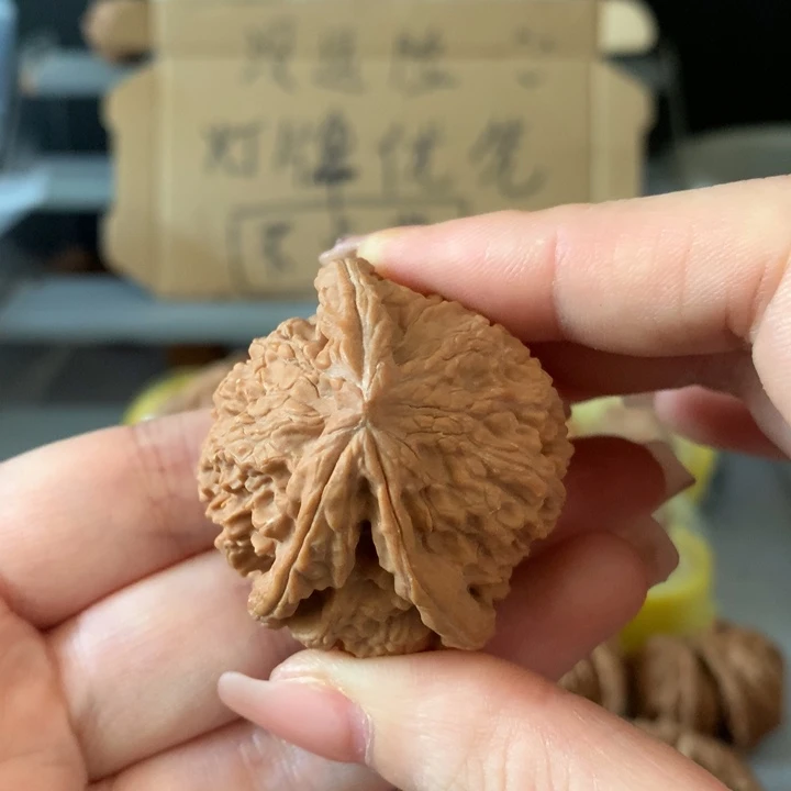 放***下吊坠文玩核桃异形单只，有瑕疵