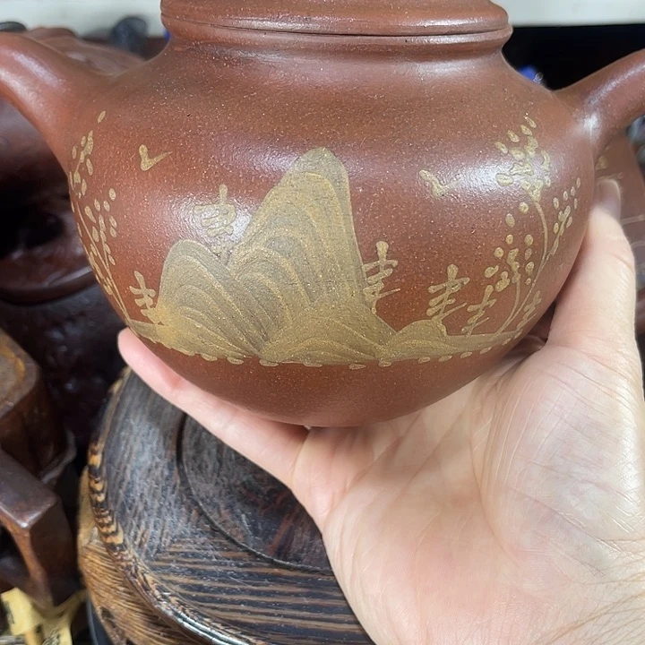 茶壶紫砂原矿泥料手工制作的一把紫砂壶。