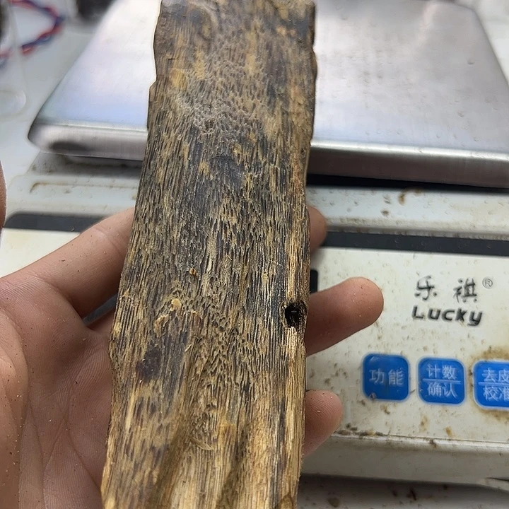 沉香沉香碎屑蓝宝石114克+