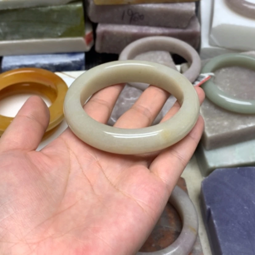 【闪购商品】石英质玉手镯未镶嵌