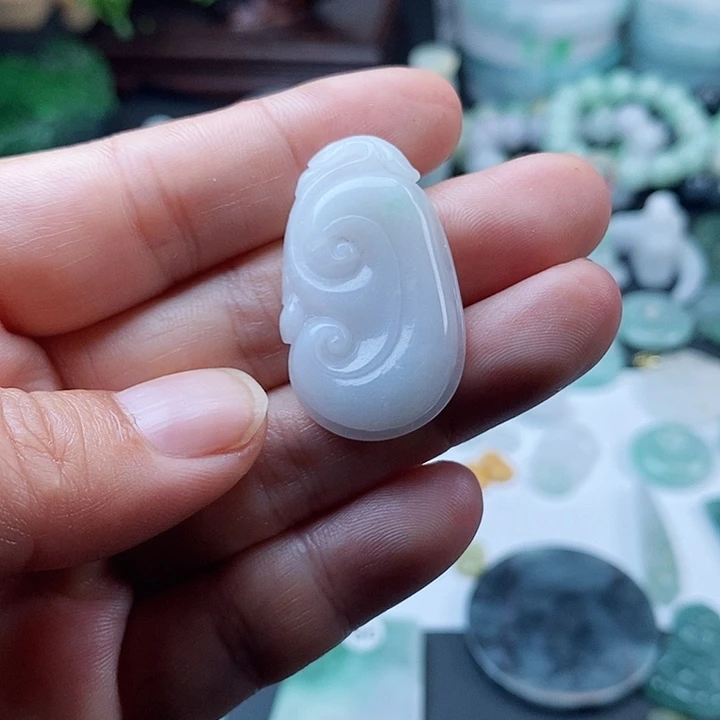翡翠挂件未镶嵌翡翠的