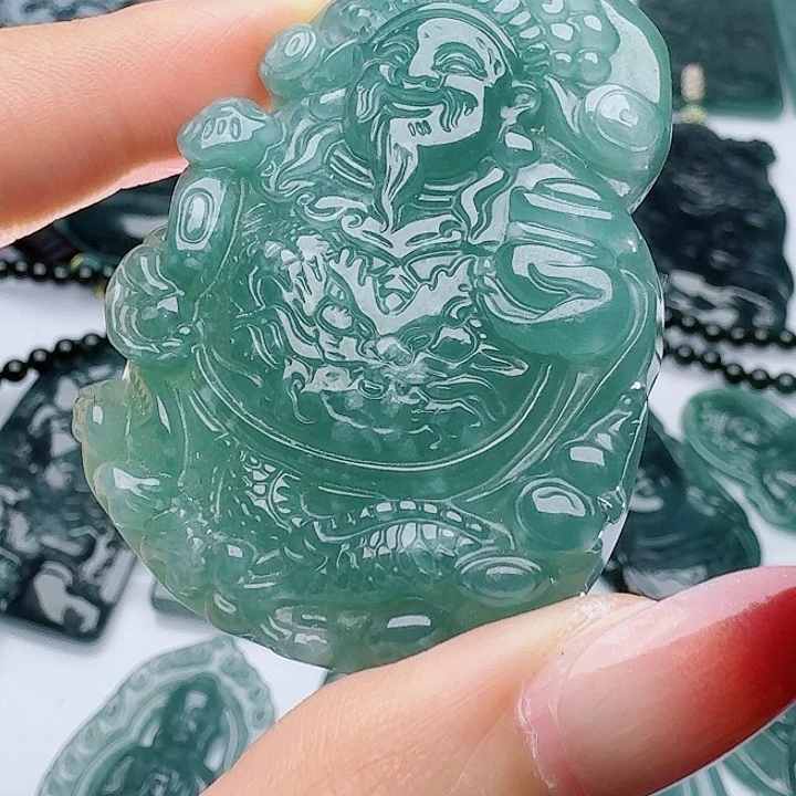 翡翠未镶嵌颈饰多样性发其一