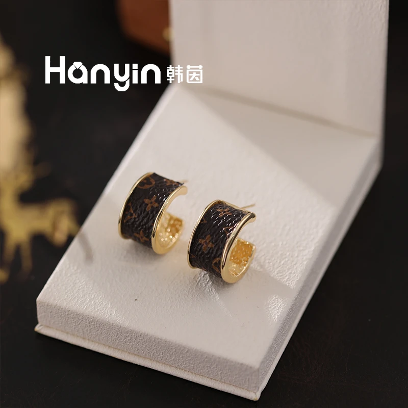 铜合金皮质耳饰 高定轻奢皮质老驴尖花圆花四叶草耳钉AAA