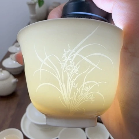 微瑕兰花纹铃铛杯