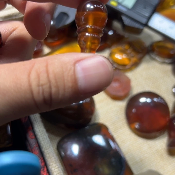 秀***琥珀未镶嵌颈饰琥珀吊坠