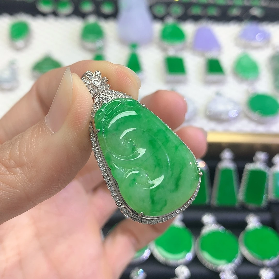 颈饰18K金镶嵌翡翠吊坠