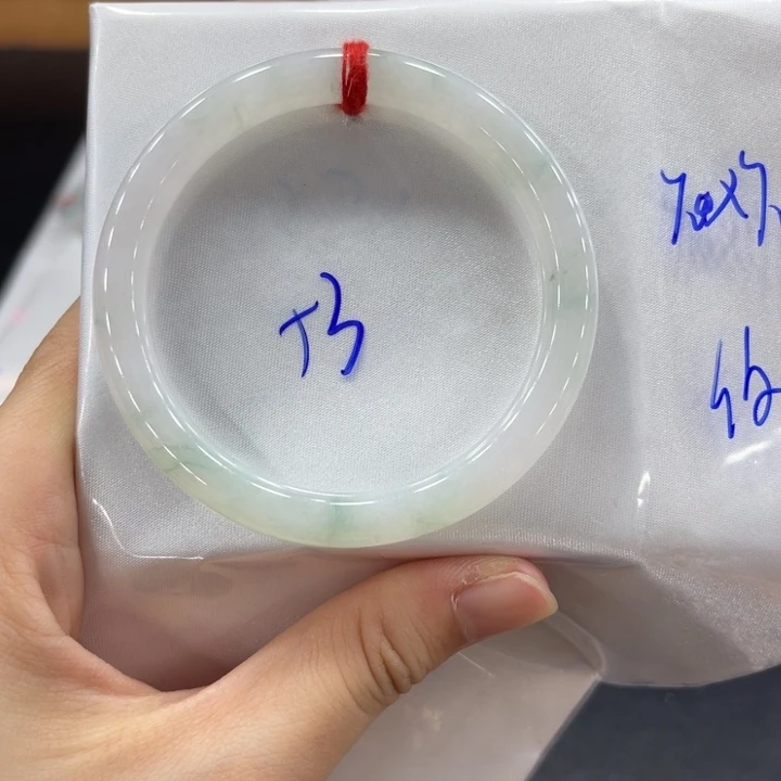 翡翠手镯未镶嵌翡翠