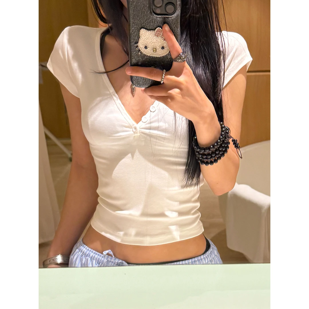美式复古辣妹白色v领排扣设计短袖女气质修身百搭正肩T恤显瘦上衣