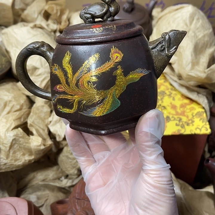 紫砂茶壶原矿泥料，手工制作的一把紫砂壶。