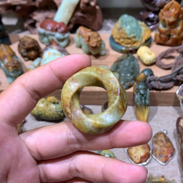 未镶嵌岫岩河磨玉（透闪石质玉）把件