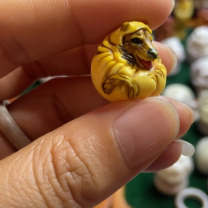 配饰鹿角雕刻一个出