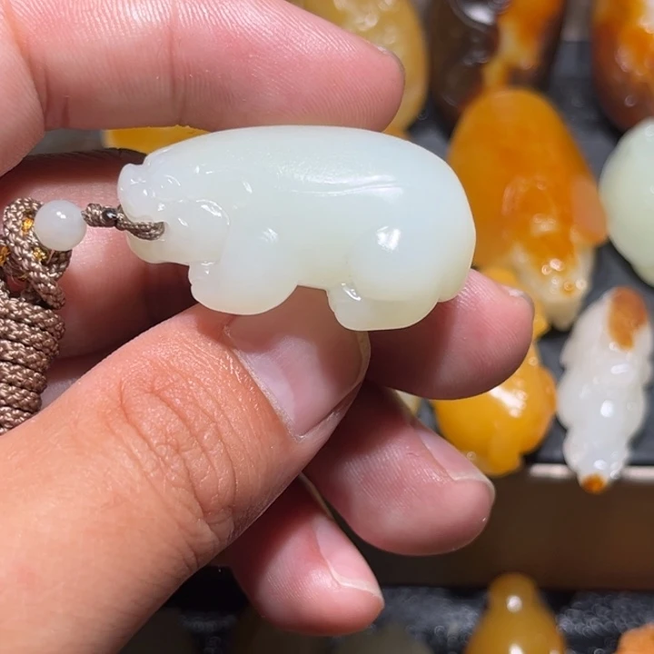 和田玉未镶嵌颈饰香***香