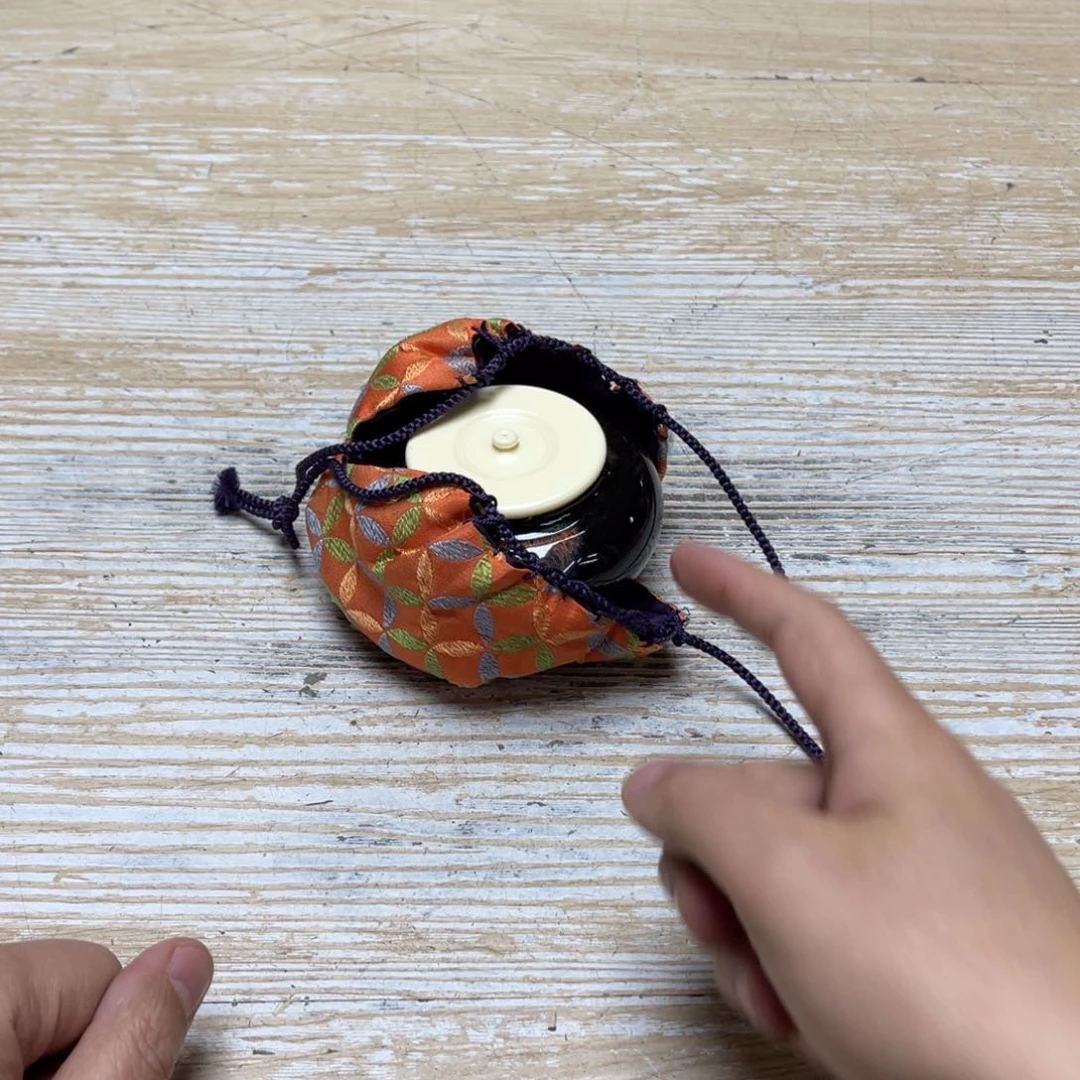 瓷片躺*密密麻麻地排列着一个大