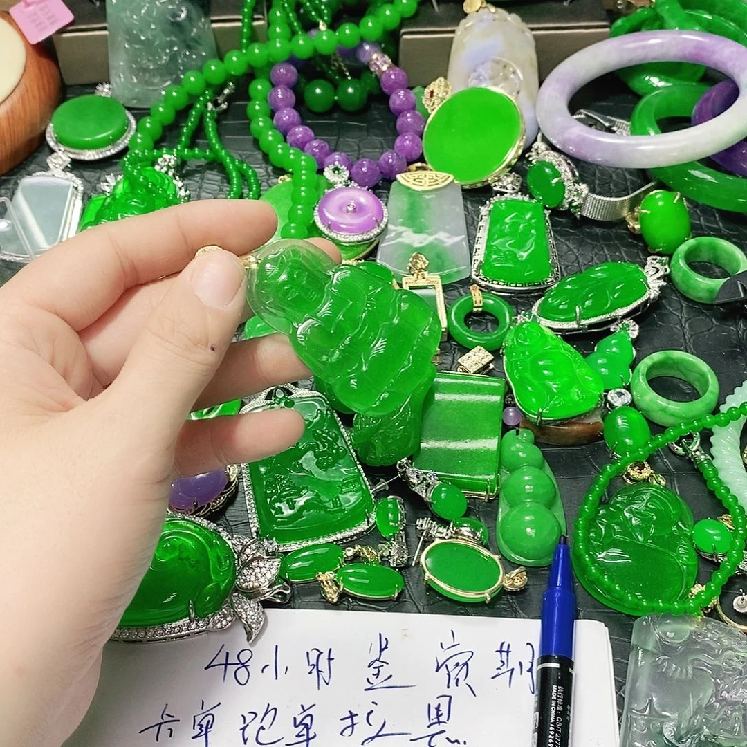 王***红颈饰未镶嵌翡翠吊坠