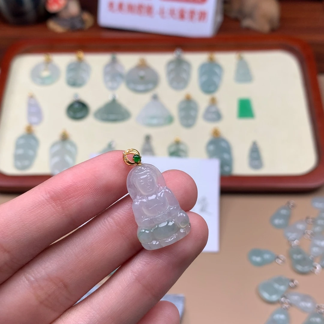 翡翠18K金镶嵌颈饰观音