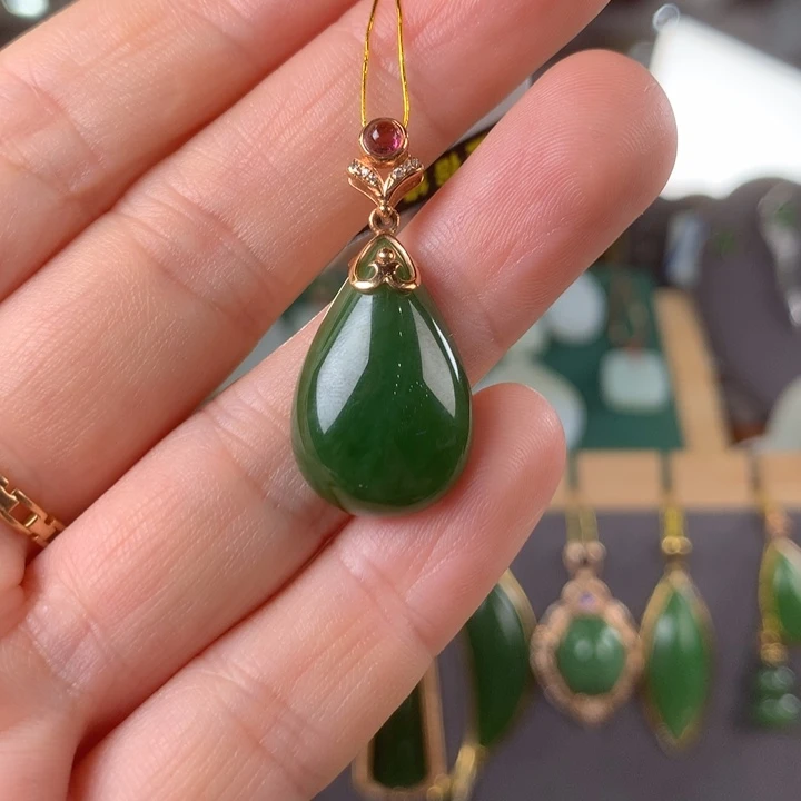 和田玉（碧玉）18K金镶嵌颈饰