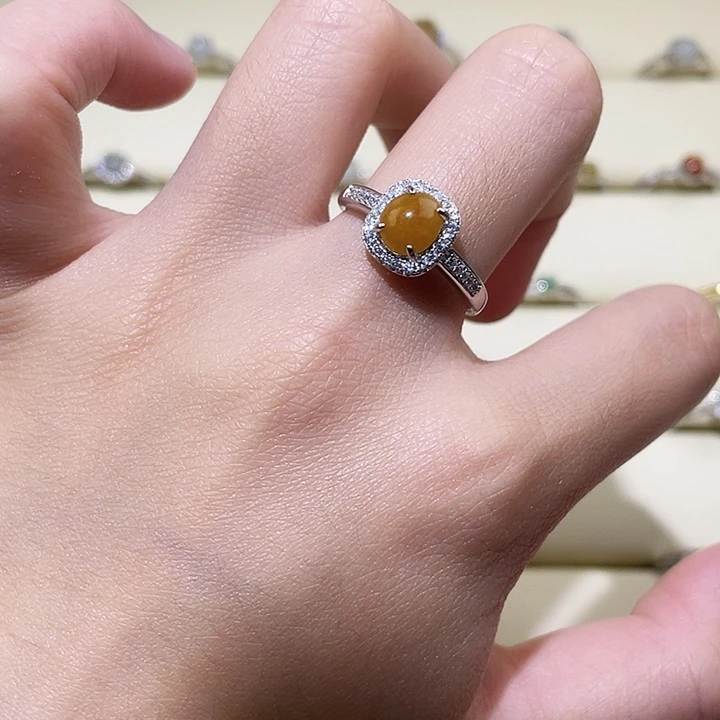 颈饰未镶嵌翡翠戒指