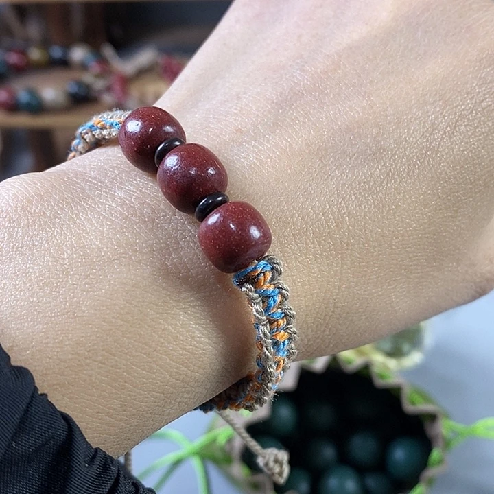 泥塑花蕊夫人三颗手编绳