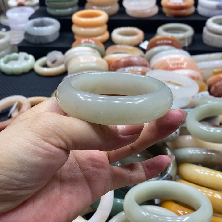 石英质玉（佘太翠）手镯未镶嵌小*萝