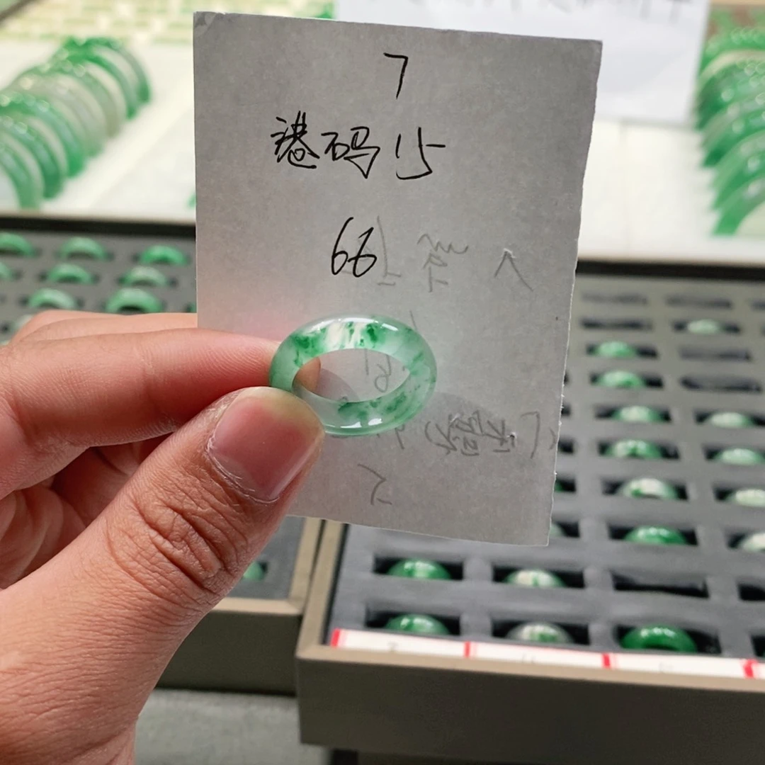 未镶嵌戒圈石英质玉（非洲翠）肖****?