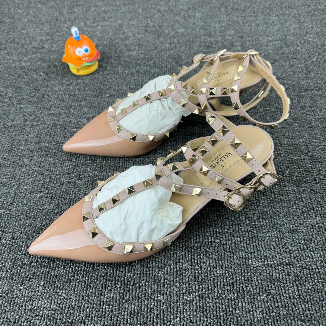 95新 Valentino/华伦天奴 三环铆钉高跟鞋 尺码：38 HB1119