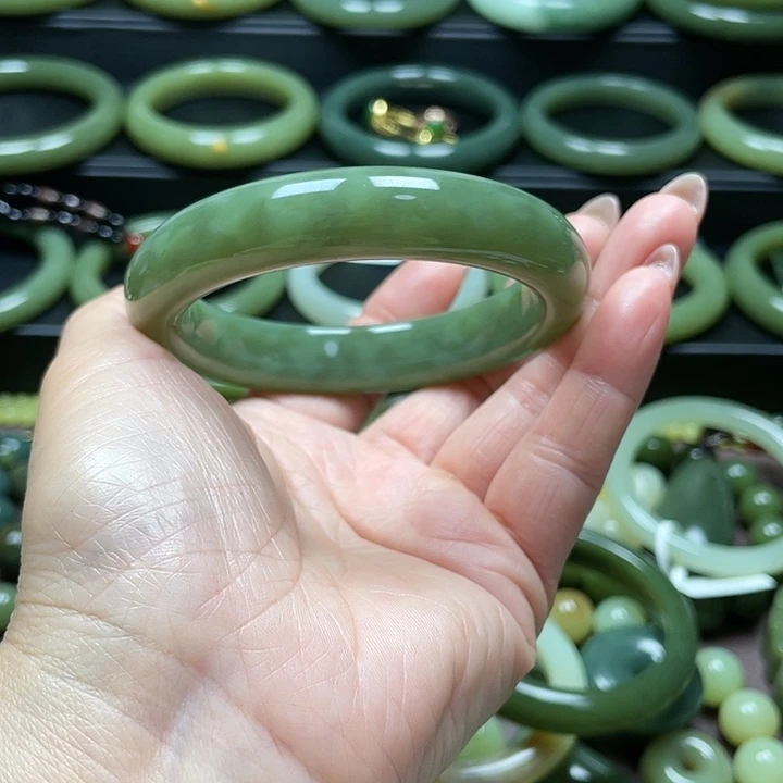 和田玉未镶嵌手镯