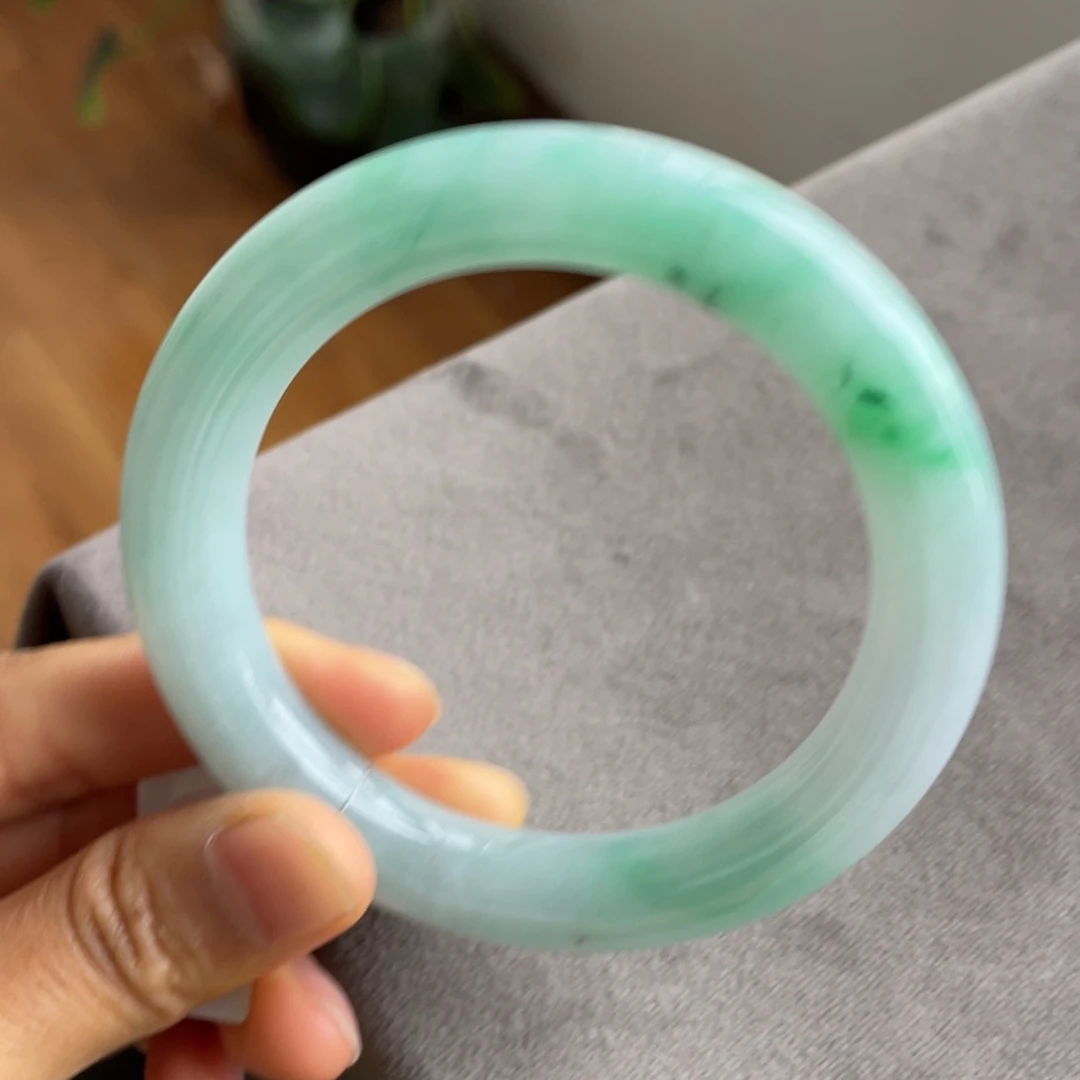 翡翠未镶嵌手镯白底青