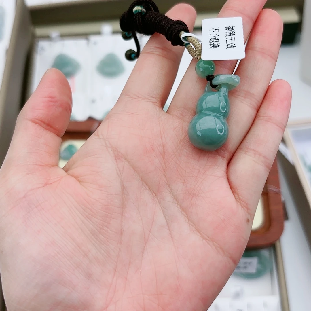 翡翠颈饰未镶嵌葫芦