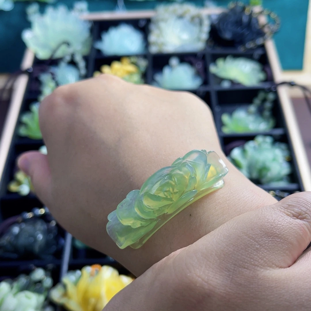 子***莹未镶嵌蛇纹石玉颈饰