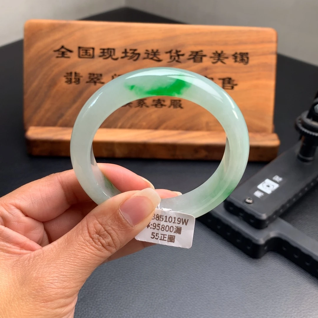 翡翠手镯未镶嵌冰糖雪梨底带一抹正阳绿正圈翡翠手镯55圈